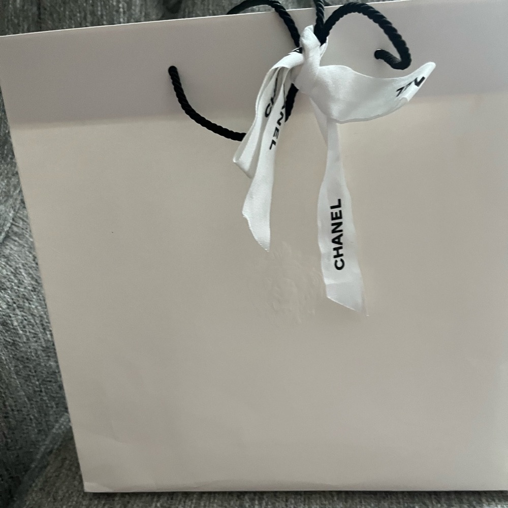 CHANEL Black hardcover coffee table book White soft  book. 10 friendship cards - Picture 13 of 16